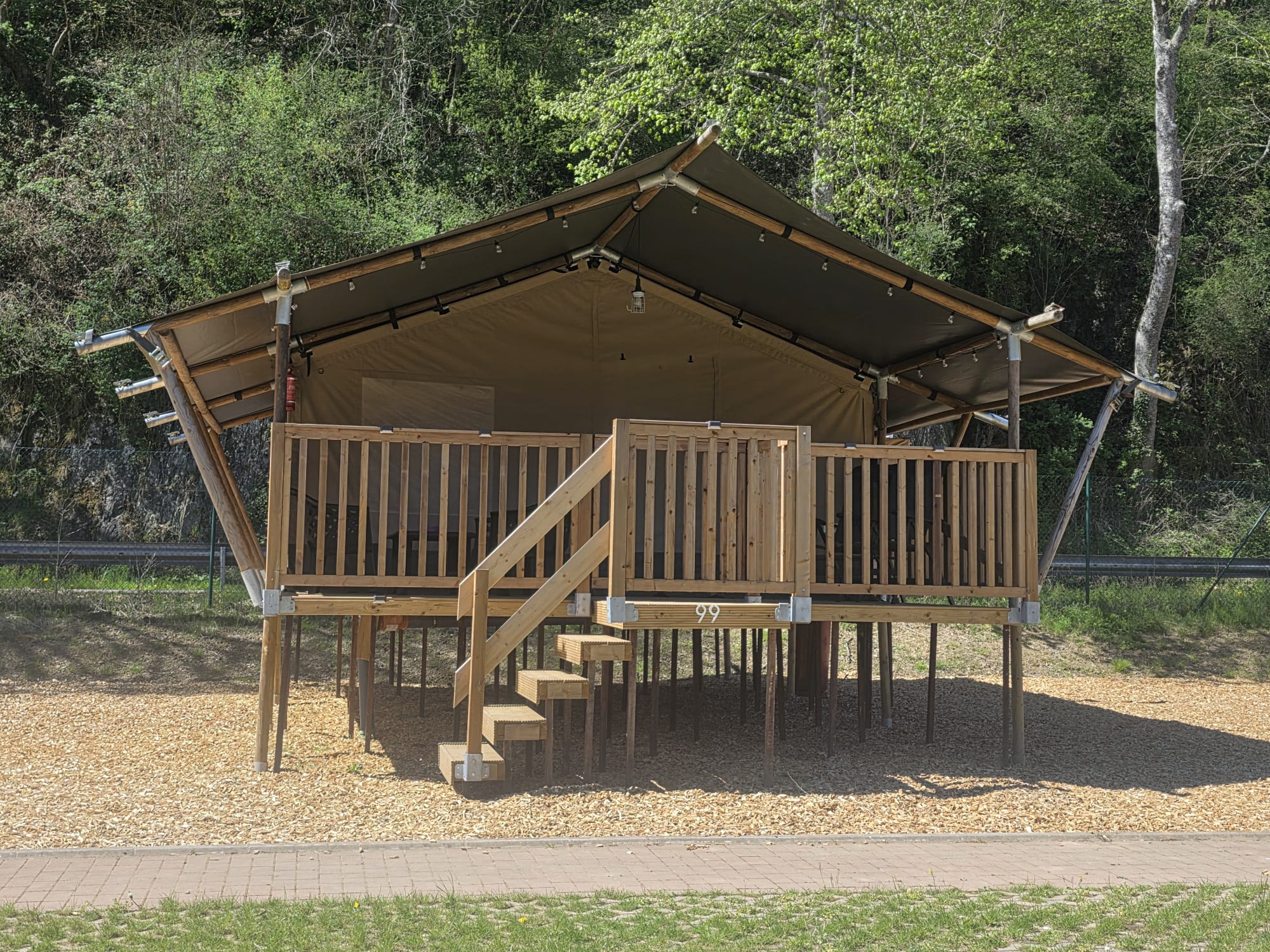 Camping Vallee de L'Our - Safaritent voor 4 personen incl. sanitaire voorzieningen