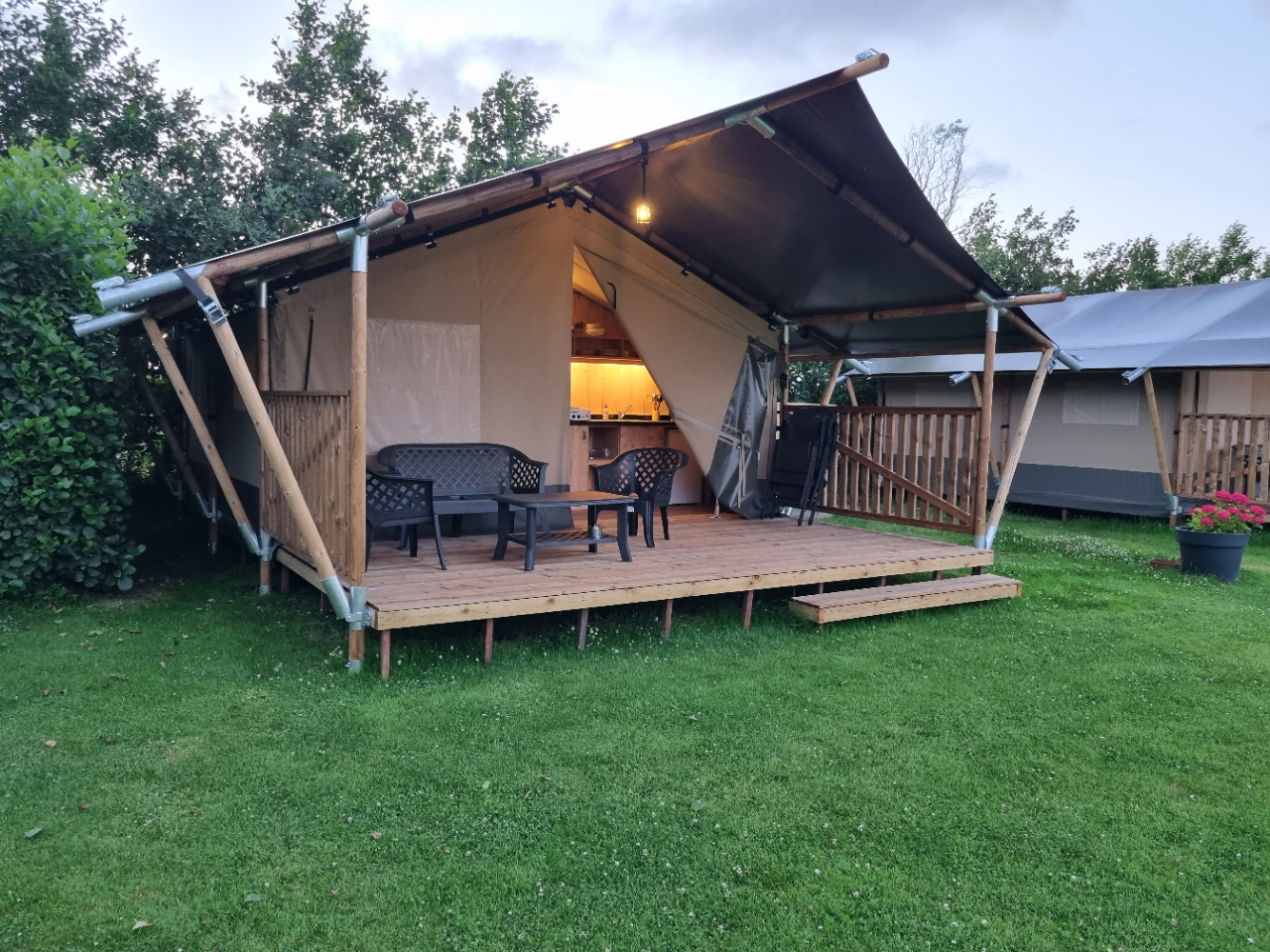 Camping de Tulpenweide - Safaritent 4 personen incl. sanitair