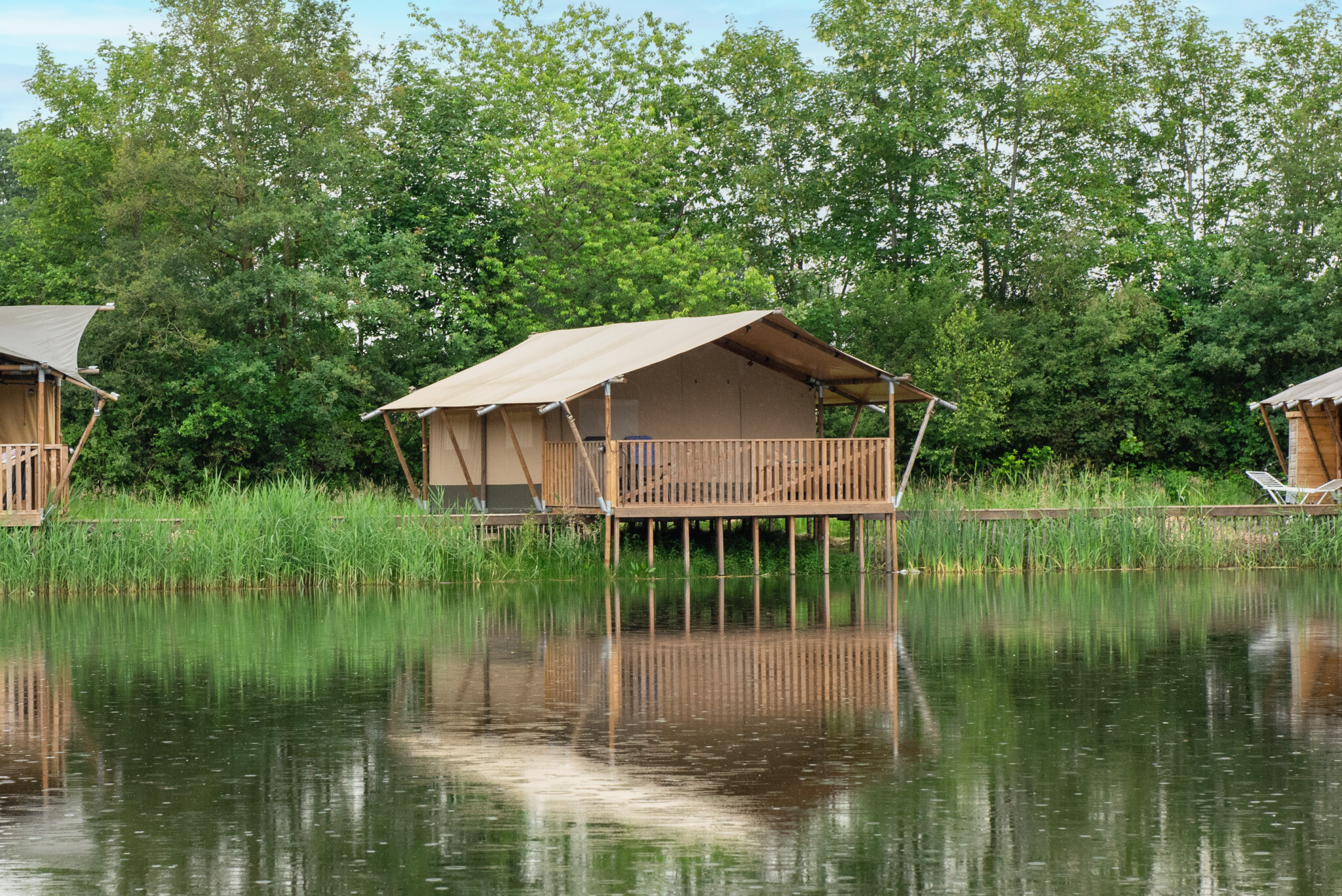 Camping de Rammelbeek - Safaritent voor 4 personen inclusief sanitair aan het meer